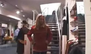 興奮した男性のためにスキニー脚が広がる 女 用 エロ 動画