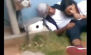 ブロンドは、穴に鶏の頭を入れて アダルト 動画 女 向け