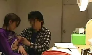 二つの男と女の子は、バイセクシャルの性交に従事します 女性 の ため の アダルト 無料